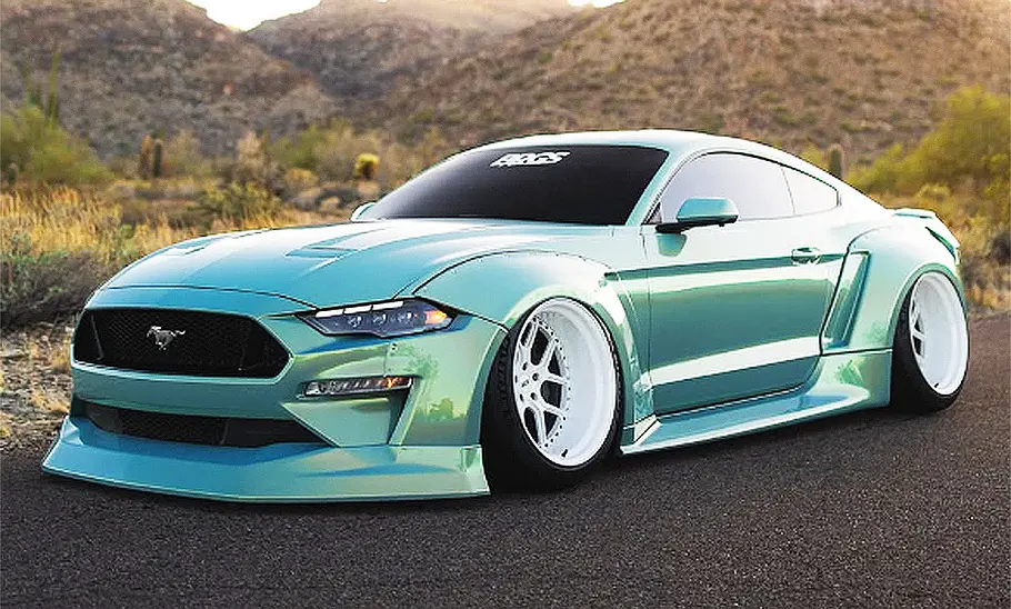 Ford Mustang Widebody Blick von schräg vorne auf den Ford Mustang Widebody.