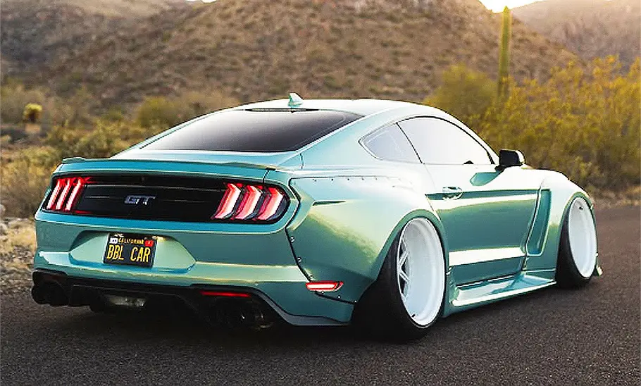Ford Mustang Widebody Blick von schräg hinten auf den Ford Mustang Widebody.