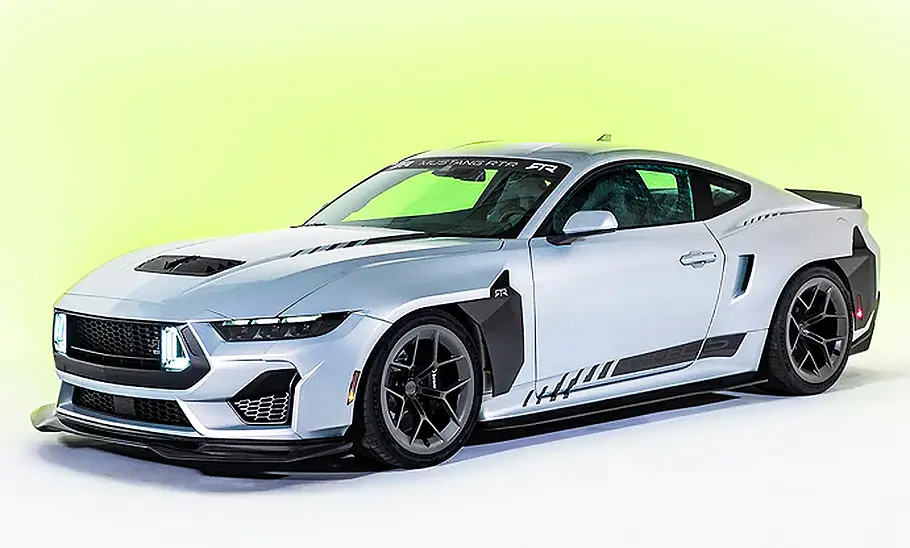 Blick von schräg vorne auf den Ford Mustang RTR Spec 5.