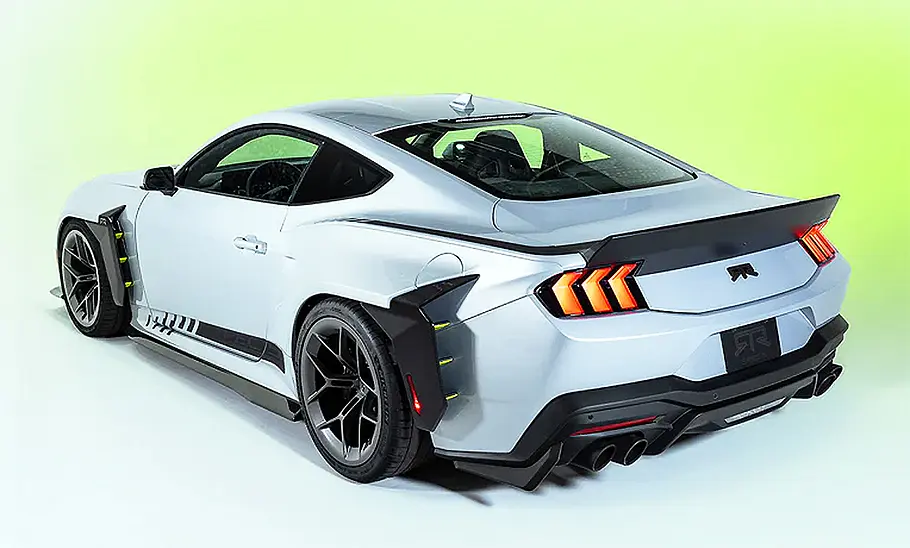 Blick von schräg hinten auf den Ford Mustang RTR Spec 5.