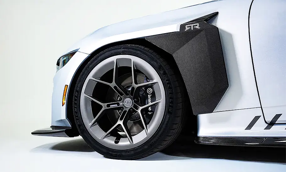 Detailansicht auf die Vorderräder des Ford Mustang RTR Spec 5.