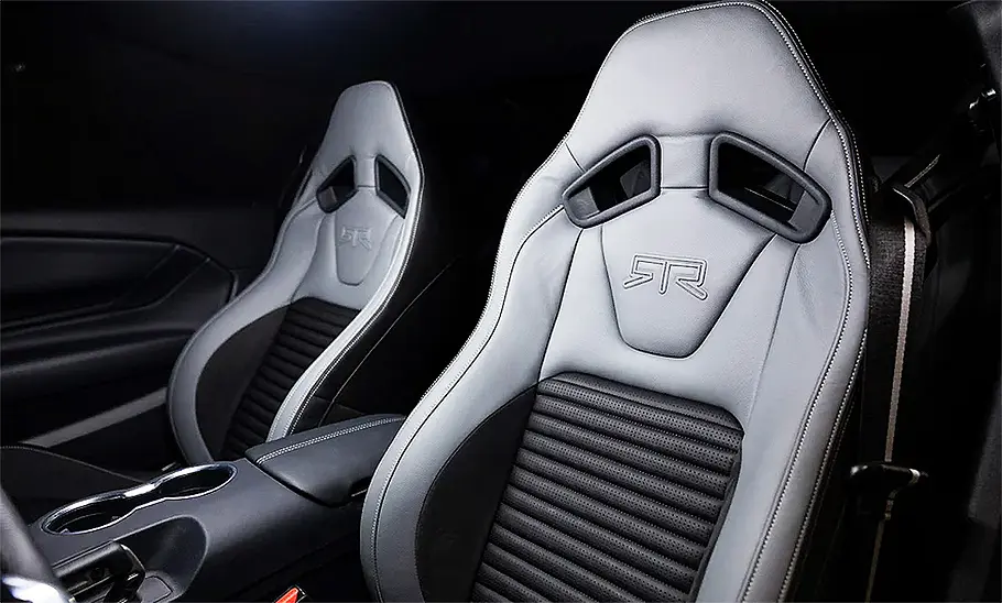 Blick auf die Vordersitze im Innenraum des Ford Mustang RTR Spec 5.