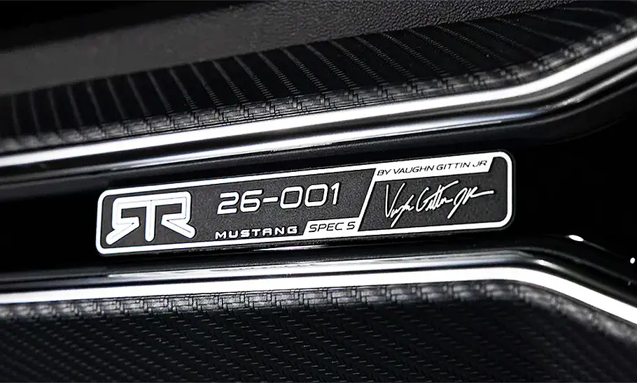 Detailansicht auf die Nummerierungs-Plakette auf dem Armaturenträger im Innenraum des Ford Mustang RTR Spec 5.