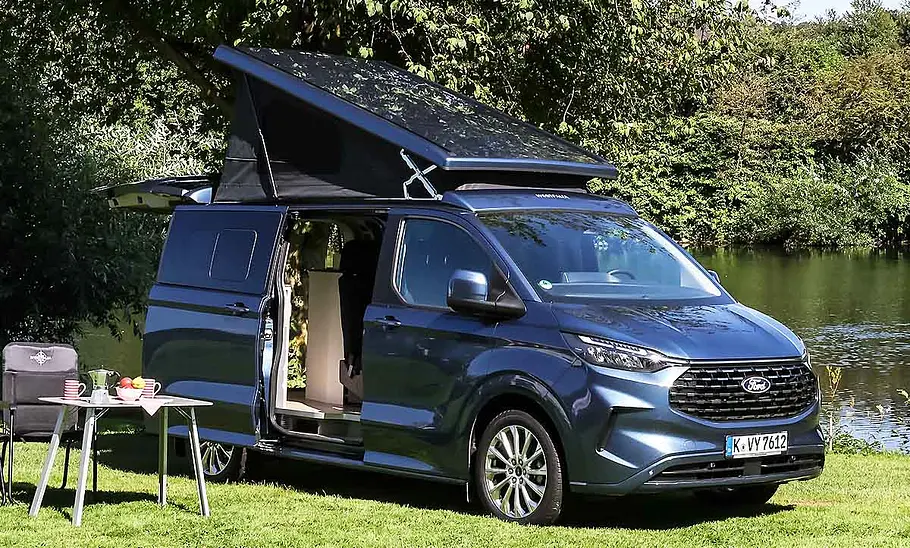 Ford Nugget (2024) Die Außenaufnahme zeigt den Ford Nugget (2024) von schräg seitlich.