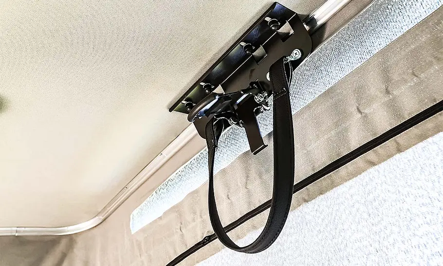 Ford Nugget (2024) Das Detailfoto zeigt den Mechanismus (inklusive Handschlaufe) zum Öffnen und Schließen des Aufstelldachs im neuen Ford Nugget (2024).