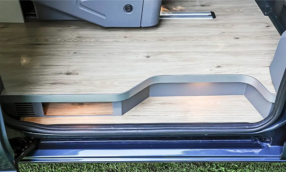 Das Detailfoto zeigt die Trittstude Ford Nugget (2025).