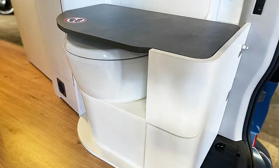 Ford Nugget (2024) Das Detailfoto zeigt das WC im neuen Ford Nugget (2024).