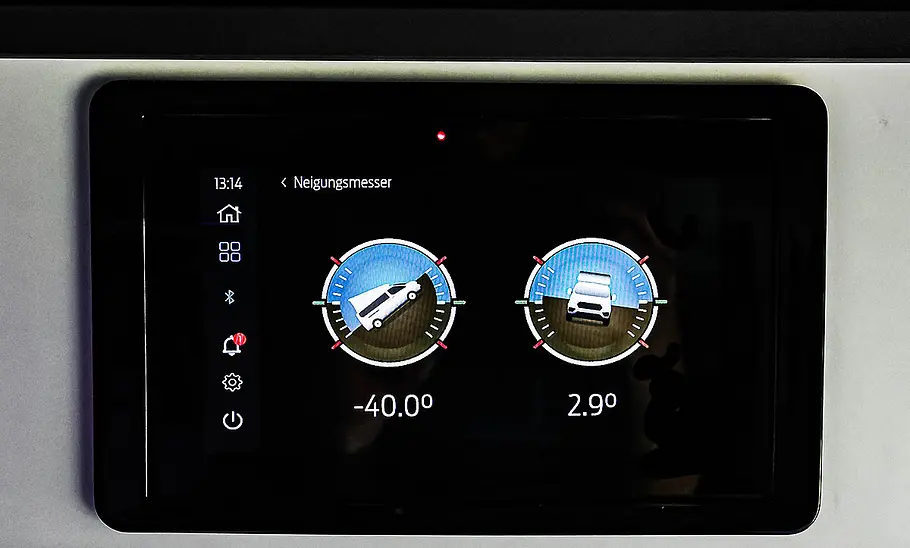 Ford Nugget (2024) Das Detailfoto zeigt ein Doppeldisplay mit dem digitalen Neigungsmesser.