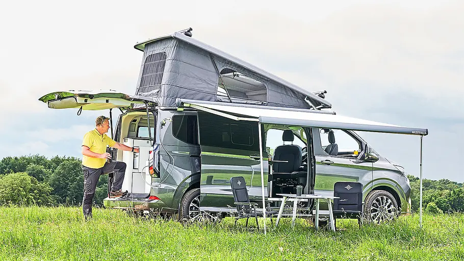 Ford Nugget L2 Blick von außen auf den Ford Nugget L2 mit geöffneten Türen und mit ausgezogenen Dächern.