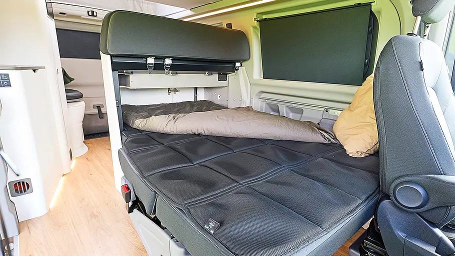 Ford Nugget L2 Blick auf das ausfaltbare Bett im Innenraum des Ford Nugget L2.