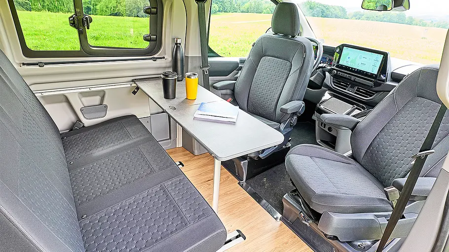 Ford Nugget L2 Blick auf die Sitzgruppe im Innenraum des Ford Nugget L2.