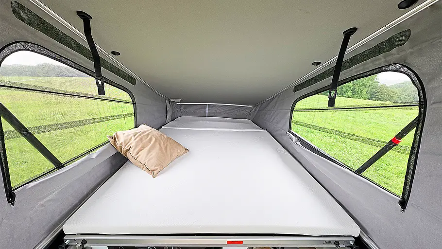 Ford Nugget L2 Blick auf das Bett im Dachzelt des Ford Nugget L2.