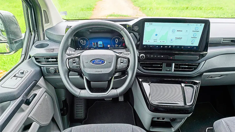 Ford Nugget L2 Blick auf die Armaturen im Innenraum des Ford Nugget L2.