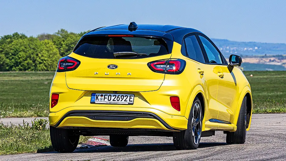Ford Puma Gen-E Blick von schräg hinten auf den fahrenden Ford Puma Gen-E.