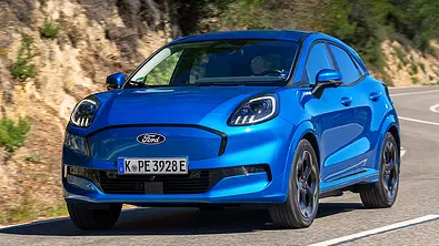 Blick von schräg vorne auf den fahrenden Ford Puma Gen-E (2025). - Foto: Ford