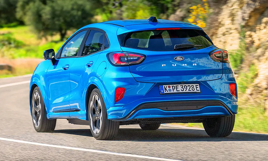 Blick von schräg hinten auf den fahrenden Ford Puma Gen-E (2025).