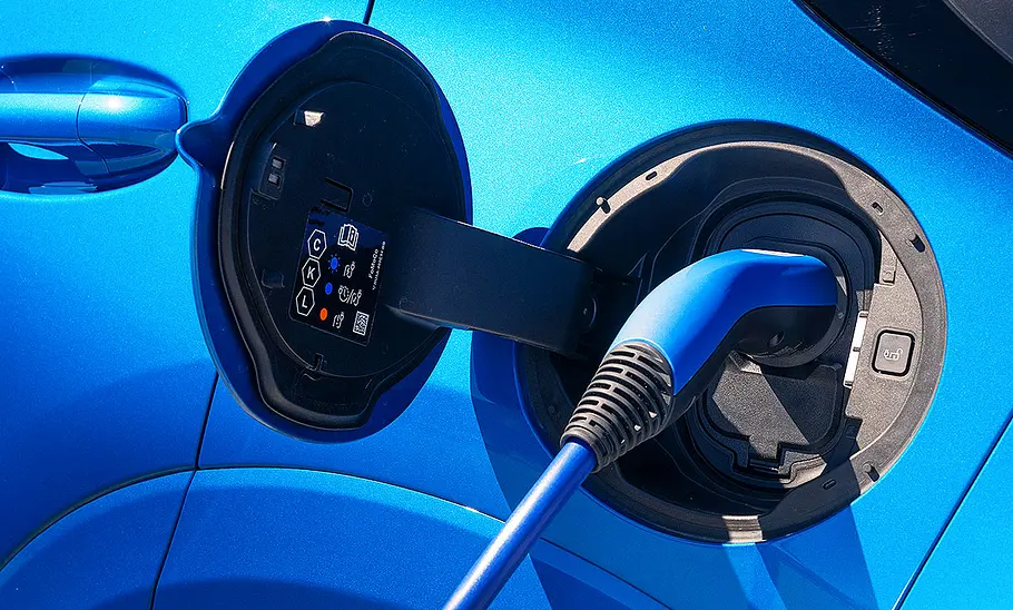 Blick auf den Ladeanschluss des Ford Puma Gen-E (2025).