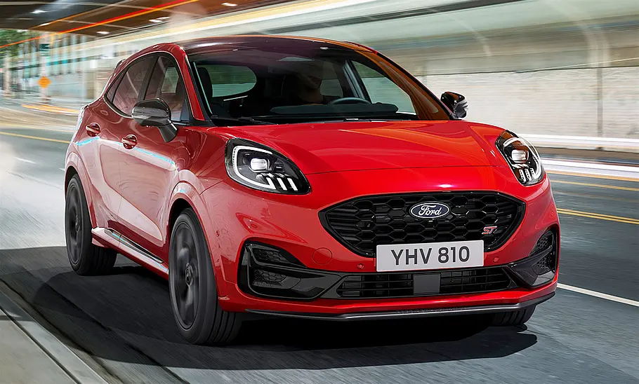 Das Ford Puma ST Facelift (2024) fahrend von schräg vorne.