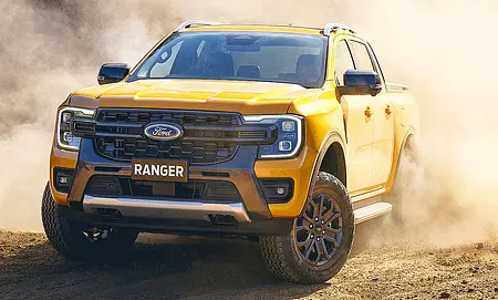 Der Ford Ranger (2022) driftet im Gelände und wirbelt dabei Staub auf, von vorne fotografiert.