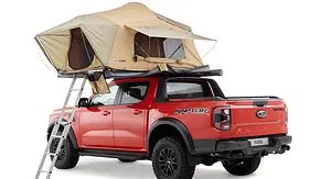Ford Ranger mit Dachzelt von ARB aus dem Zubehörshop, stehend von schräg hinten fotografiert, das Dachzelt ist geöffnet, eine Leite auf Höhe der Fahrertür führt nach oben. - Foto: Ford/ARB Ford Ranger mit Dachzelt von ARB aus dem Zubehörshop, stehend von schräg hinten fotografiert, das Dachzelt ist geöffnet, eine Leite auf Höhe der Fahrertür führt nach oben. - Foto: Ford/ARB