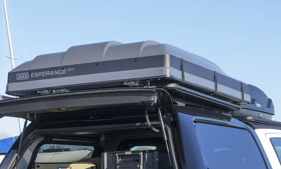 Ford Ranger mit Dachzelt von ARB aus dem Zubehörshop Zusammengefaltetes Hartschalen-Dachzelt von ARB auf Ford Ranger-Dach.