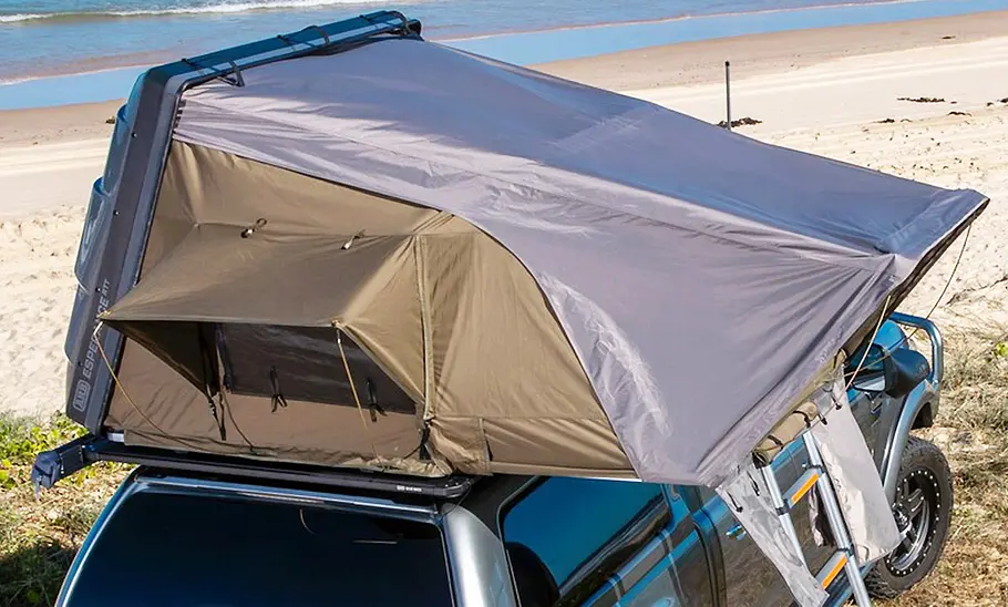 Ford Ranger mit Dachzelt von ARB aus dem Zubehörshop Schritt-für-Schritt-Anleitung in Bildern, wie das Dachzelt von ARB für den Ford Ranger aufgeklappt wird. Drittes Bild zeigt, wie das gesamte Zelt nun ausgeklappt ist.