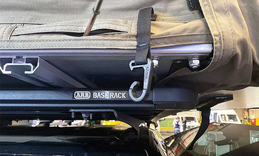 Ford Ranger mit Dachzelt von ARB aus dem Zubehörshop Detailbild zeigt ARB-Dachträgersockel auf dem Dach des Ford Rangers.