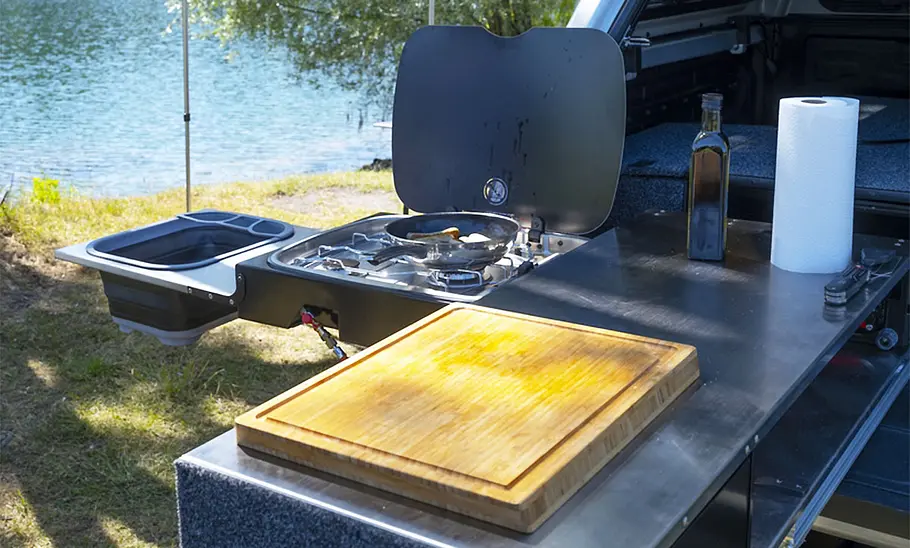Ford Ranger mit Dachzelt von ARB aus dem Zubehörshop Bild zeigt das Heck des Ford Ranger mit ausgefahrener Camping-Küche.