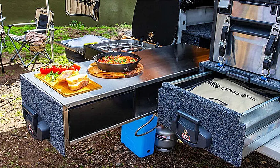 Ford Ranger mit Dachzelt von ARB aus dem Zubehörshop Bild zeigt das Heck des Ford Ranger mit ausgefahrener Camping-Küche.