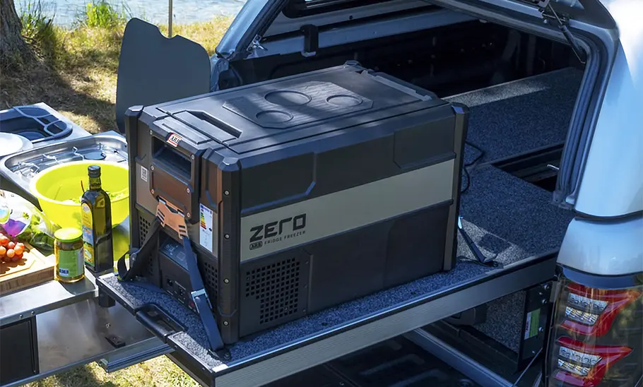 Ford Ranger mit Dachzelt von ARB aus dem Zubehörshop Bild zeigt das Heck des Ford Ranger mit ausgefahrener Camping-Küche.