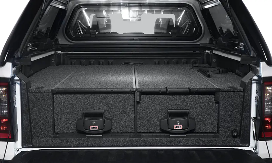 Ford Ranger mit Dachzelt von ARB aus dem Zubehörshop Blick auf die Ladefläche des Ford Ranger zeigt die eingefahrenen Module der Camping-Küche.