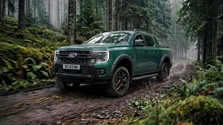 Das Ford Ranger Sondermodell Holly Green fahrend von vorne - Foto: Ford