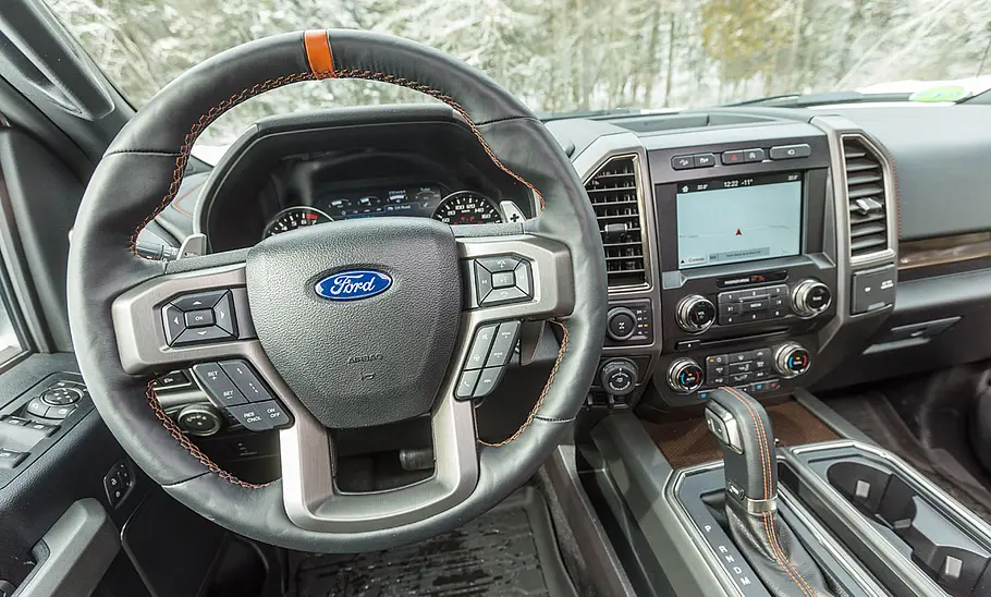 Ford F-150 Raptor (2017) Ford F-150 Raptor (2016)