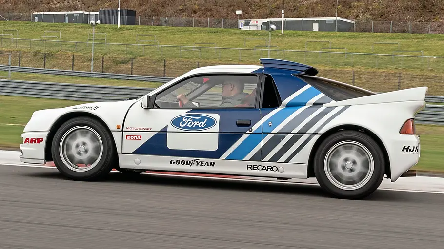 Ford RS200 Der Ford RS200 fahrend seitlich.