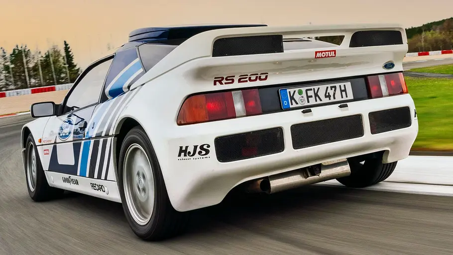 Ford RS200 Der Ford RS200 fahrend von hinten.
