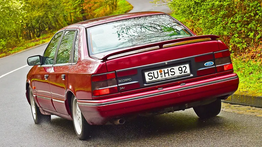 Ford Scorpio Ghia 24V Der Ford Scorpio Ghia 24V fahrend von schräg hinten.