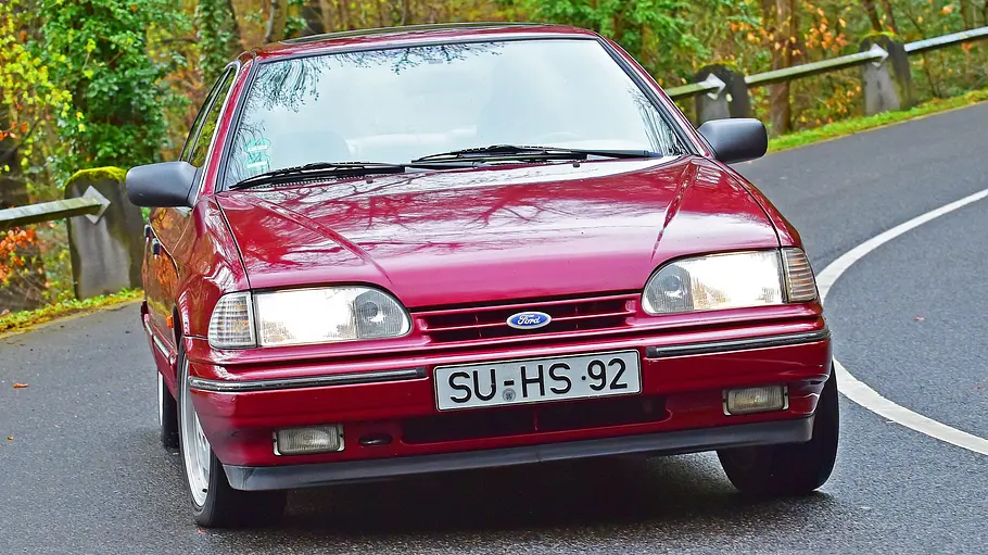 Ford Scorpio Ghia 24V Der Ford Scorpio Ghia 24V fahrend von vorne.