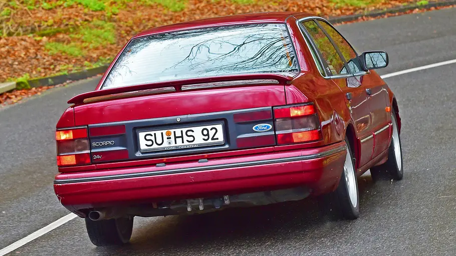Ford Scorpio Ghia 24V Der Ford Scorpio Ghia 24V fahrend von hinten.