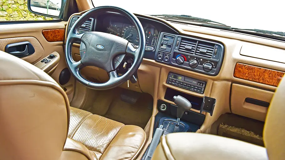 Ford Scorpio Ghia 24V Das Cockpit des Ford Scorpio Ghia 24V.