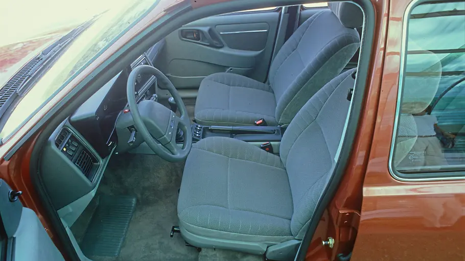Ford Sierra 1,6 GL Der Innenraum des Ford Sierra 1,6 GL