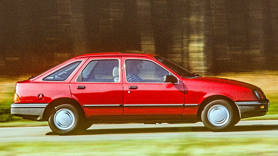 Ford Sierra 1,6 GL Ford Sierra 1,6 GL fahrend von der Seite fotografiert.