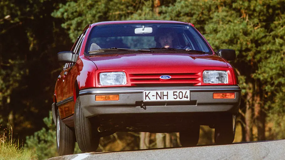Ford Sierra 1,6 GL Ford Sierra 1,6 GL fahrend von vorne fotografiert.