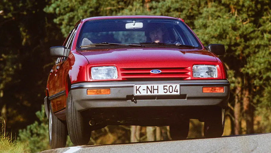 Ford Sierra 1,6 GL Ford Sierra 1,6 GL fahrend von vorne fotografiert.