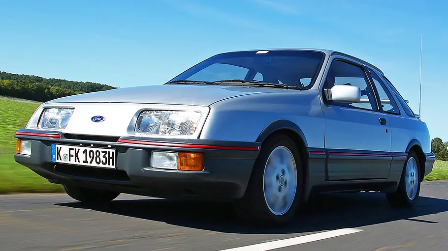 Der Ford Sierra XR4i fahrend von schräg vorne