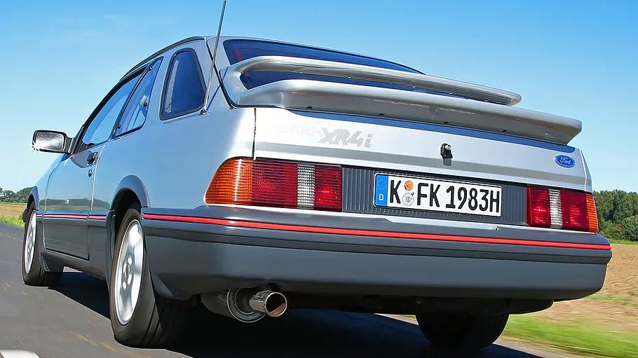 Der Ford Sierra XR4i fahrend von schräg hinten