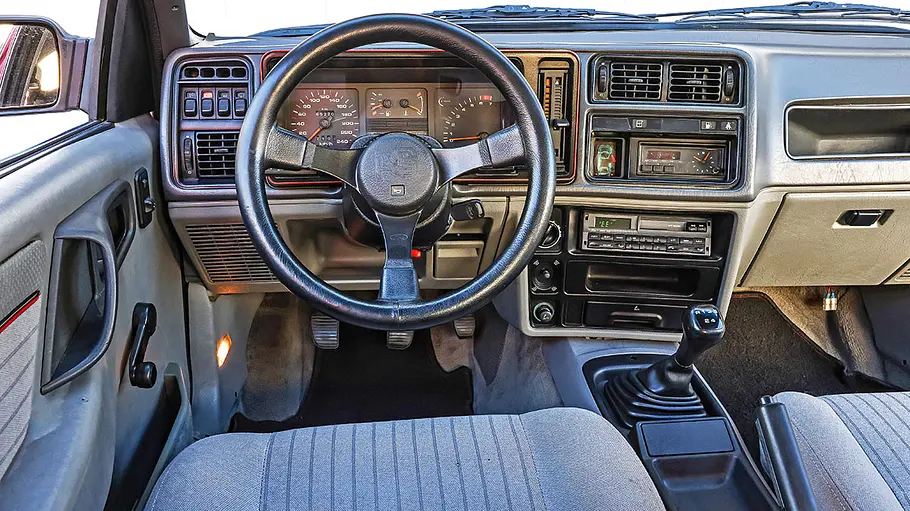Das Cockpit des Ford Sierra XR4i