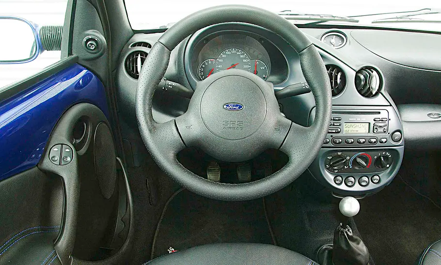 Ford Sportka Das Cockpit des Ford Sportka.