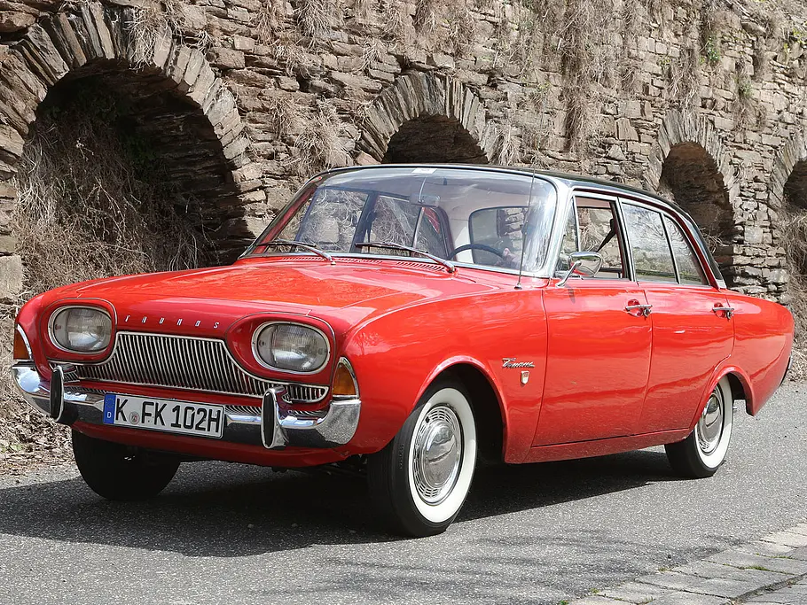 Der Ford Taunus 17 M P3 mit glatten Flanken und die schnörkelloser Front