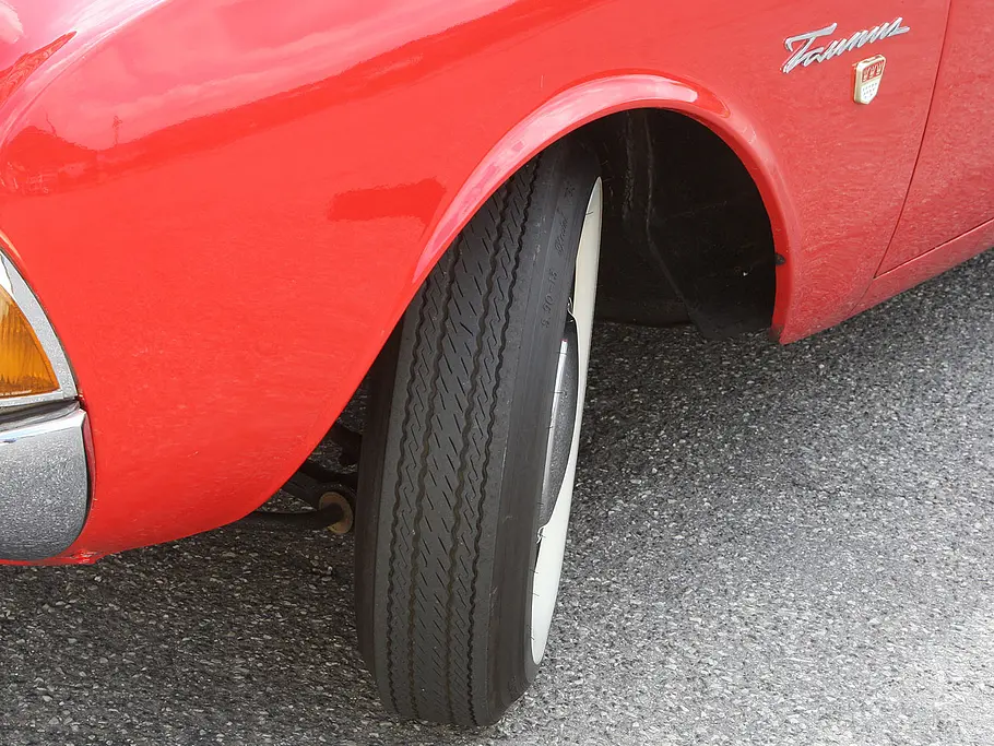 Die Schmalspur-Diagonalreifen des Ford Taunus 17 M P3 erkunden fröhlich jede Längsrille