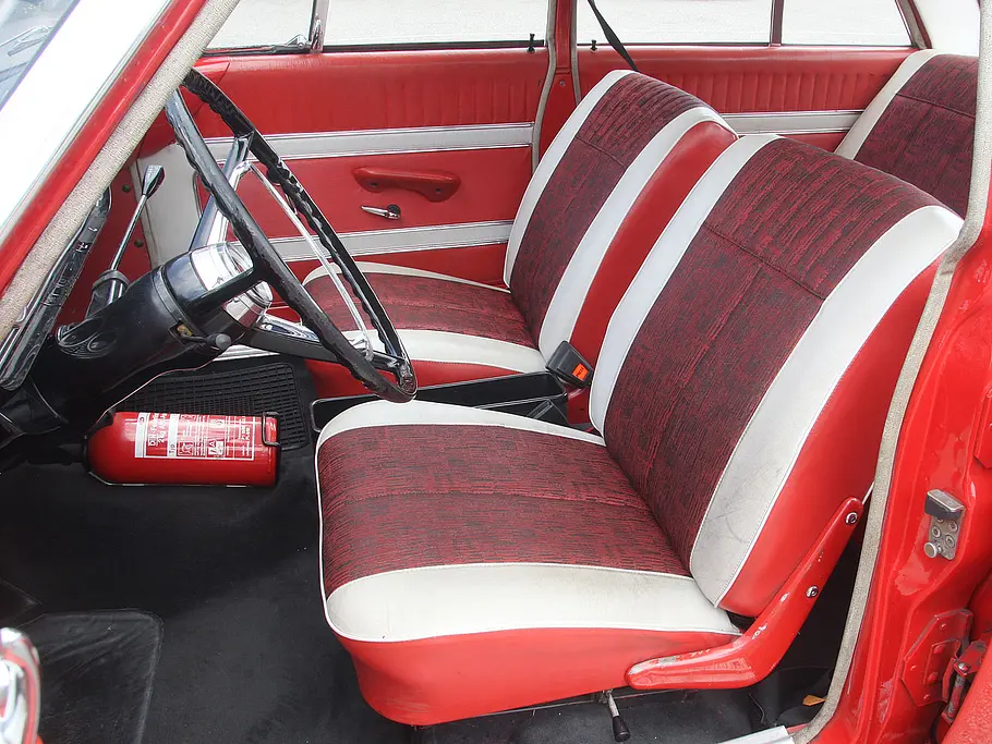 Die farbenfrohe Innenausstattung des Ford Taunus 17 M P3 nimmt es mit jedem zeitgenössischen Eisdielen-Interieur auf